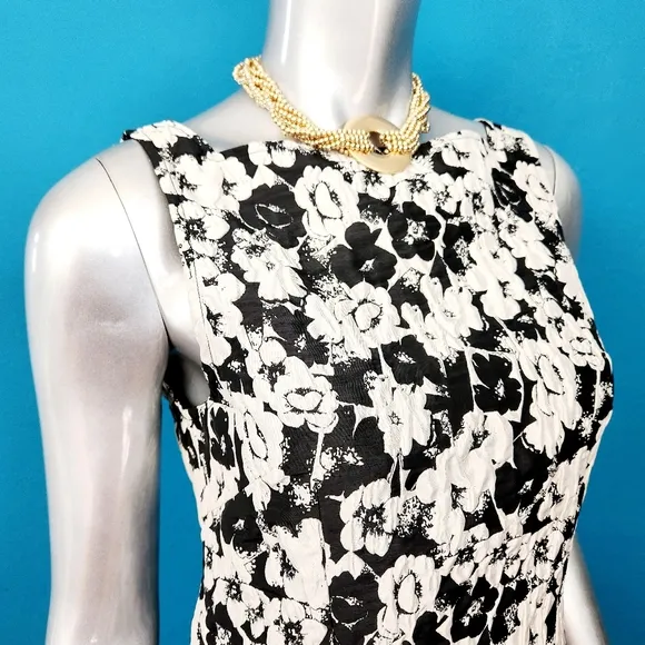 🆕️🌸 GHOSPELL Mod Monochrome Jacquard Daisy Mini Shift Dress // (NWT)