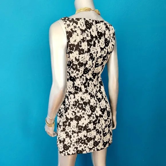 🆕️🌸 GHOSPELL Mod Monochrome Jacquard Daisy Mini Shift Dress // (NWT)