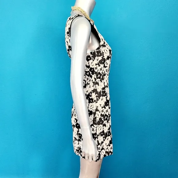 🆕️🌸 GHOSPELL Mod Monochrome Jacquard Daisy Mini Shift Dress // (NWT)