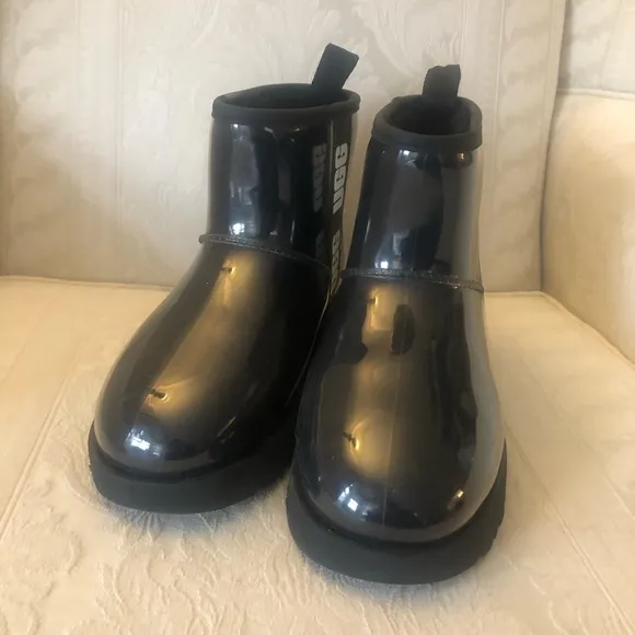 $175 Ugg clear classic mini shearling boots women size 6 euro size 37