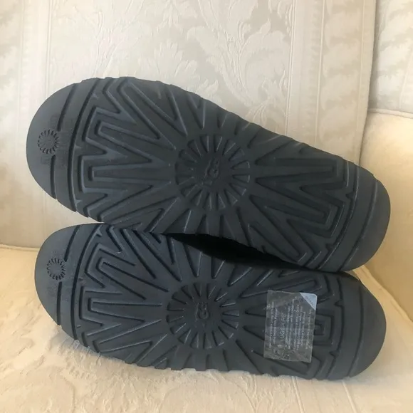 $175 Ugg clear classic mini shearling boots women size 6 euro size 37
