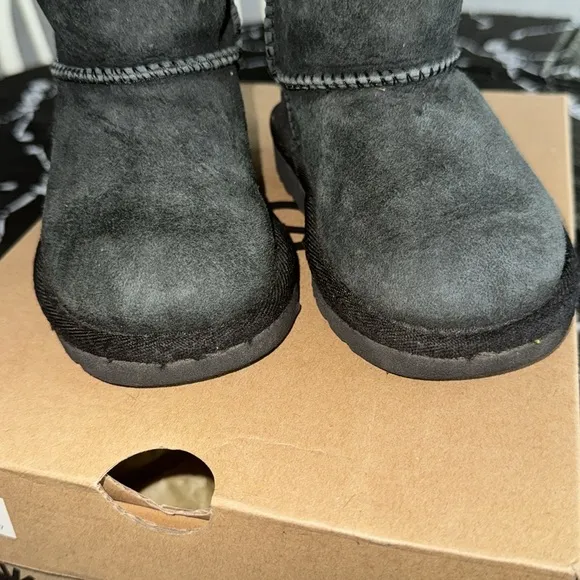 7 UGG Bailey Bow Toddler Boots EUC