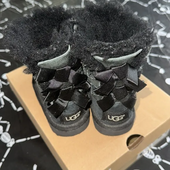 7 UGG Bailey Bow Toddler Boots EUC