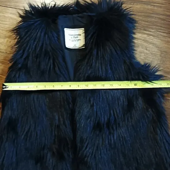 Abercrombie &amp; Fitch black faux fur vest 2 pockets size medium