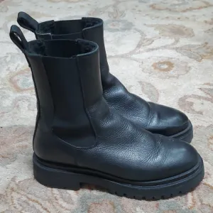 &amp; Other Stories Chunky Chelsea leather boots
