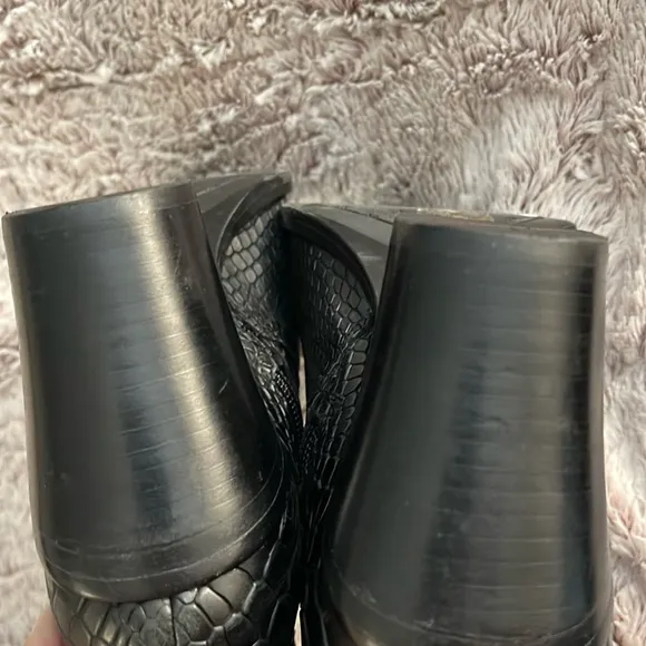 Antonio Melani 20” Tall Black ReptileTexture Leather Boots women  8.5M ankle zip