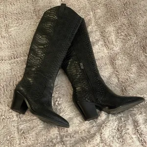 Antonio Melani 20” Tall Black ReptileTexture Leather Boots women  8.5M ankle zip