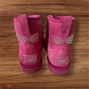 Authentic UGG Classic Mini SWAROVSKI CRYSTAL Bow Low Boots Size 11 Barbie Pink