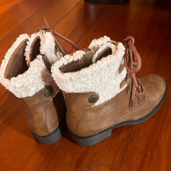 Baretraps Size 7.5 NWT Women’s Brown Furry Boots/ Woman Booties/ New Shoes