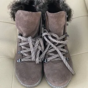 Bass Brown Ankle Boots with Suede Finish-No callouts!!