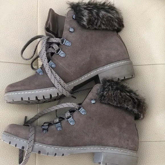 Bass Brown Ankle Boots with Suede Finish-No callouts!!