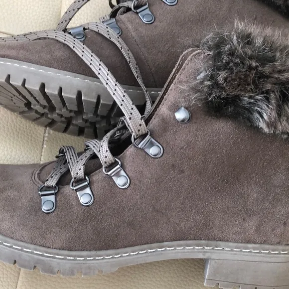 Bass Brown Ankle Boots with Suede Finish-No callouts!!