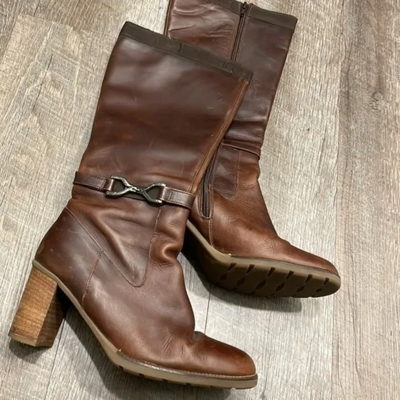 Bass brown distressed leather heeled knee boots size 8