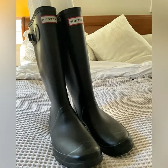 Black Matte Hunter “Huntress” wide-leg boots, MSRP $165, 9 women/8 men