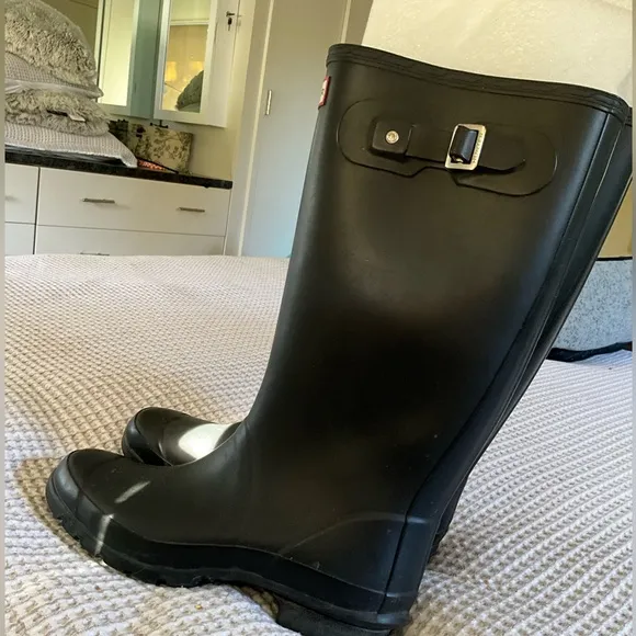 Black Matte Hunter “Huntress” wide-leg boots, MSRP $165, 9 women/8 men
