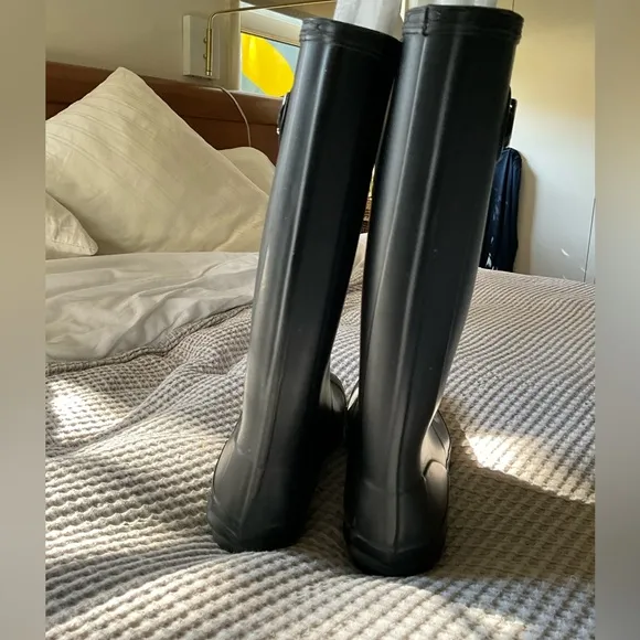 Black Matte Hunter “Huntress” wide-leg boots, MSRP $165, 9 women/8 men