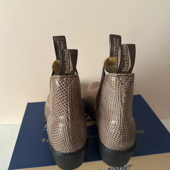 BLUNDSTONE Chelsea Lizard Embossed Leather Heeled Boot. 2165. Size: 6.5, 7, 8