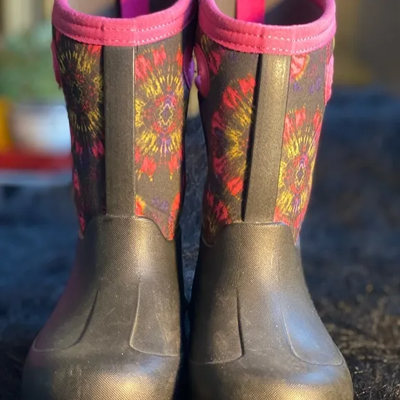 Bogs Girls size 11 Tyedie Winter Snow Boots