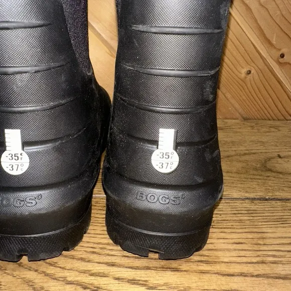 BOGS Neo-Classic Metallic Mountains Girls 6 Waterproof Boots Worn Once MSRP $115