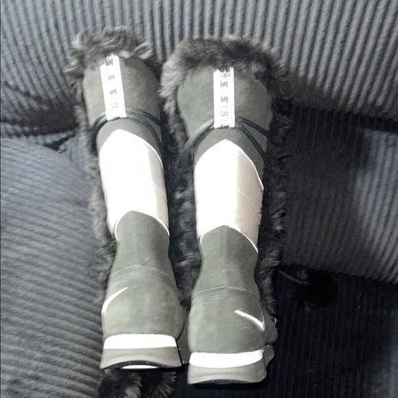 Brand New Never Worn Nike Women's Black Winter Boots