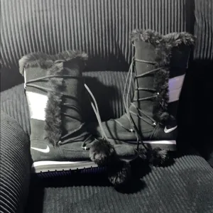 Brand New Never Worn Nike Women's Black Winter Boots