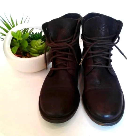 Brown Levis genuine leather lace up boots