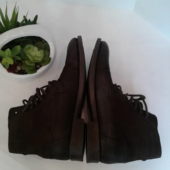 Brown Levis genuine leather lace up boots