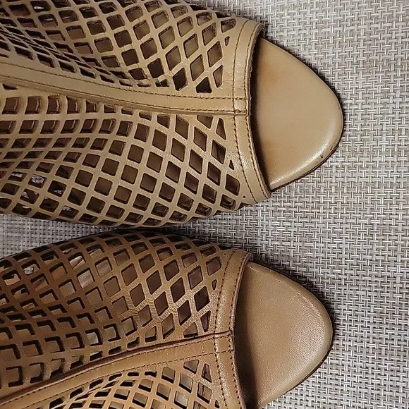 Burberry nude color leather ankle boots for women