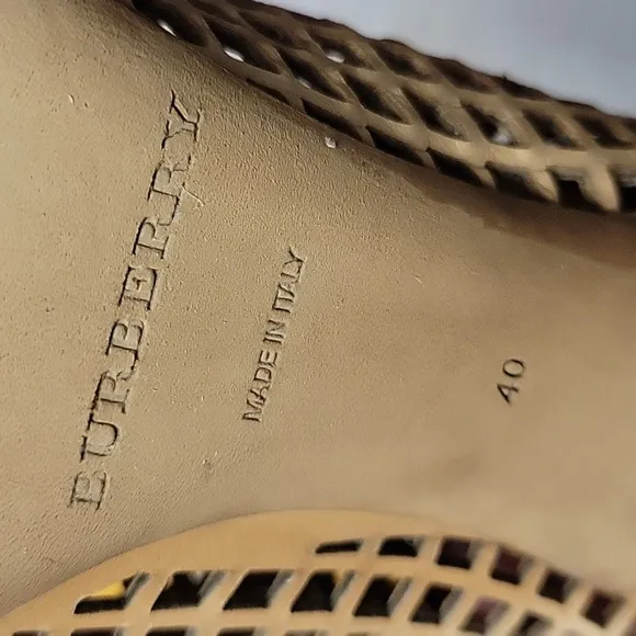 Burberry nude color leather ankle boots for women