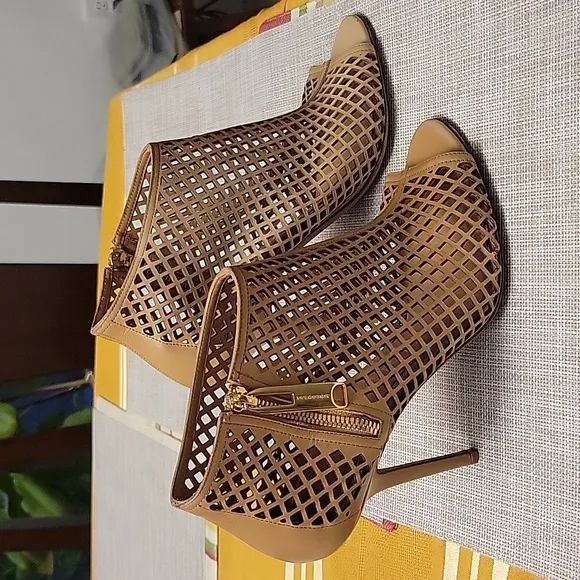 Burberry nude color leather ankle boots for women