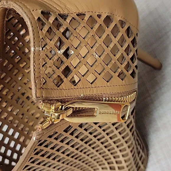 Burberry nude color leather ankle boots for women