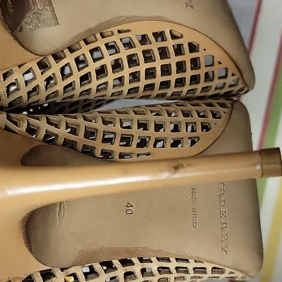 Burberry nude color leather ankle boots for women