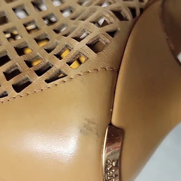 Burberry nude color leather ankle boots for women