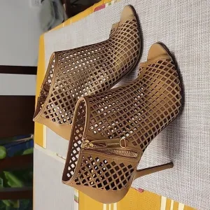 Burberry nude color leather ankle boots for women