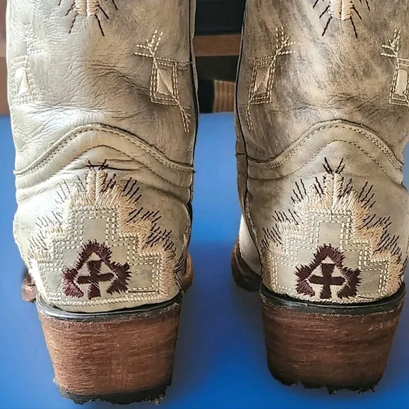 Circle G Buckle Exclusive Women Embroidered Boots Color LD Brown Plato Size 6