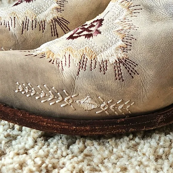Circle G Buckle Exclusive Women Embroidered Boots Color LD Brown Plato Size 6