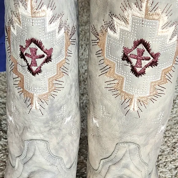 Circle G Buckle Exclusive Women Embroidered Boots Color LD Brown Plato Size 6
