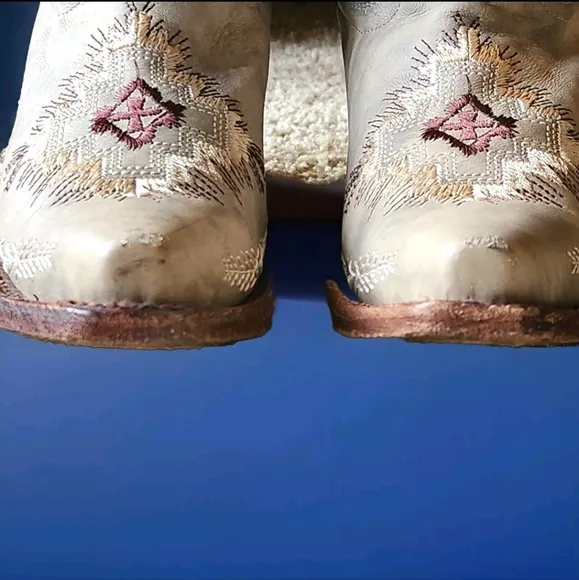 Circle G Buckle Exclusive Women Embroidered Boots Color LD Brown Plato Size 6