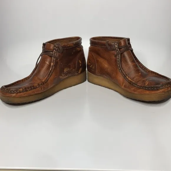Clarks original wallabee boots for men size 8.5