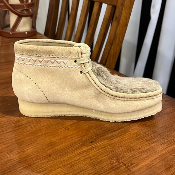 Clarks Wallabee Chukka Boots Faux Fur Tan Interest new Women’s Size 6.5