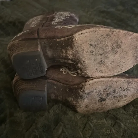 Corral Teens size 3 beautiful boots. Still in good condition.