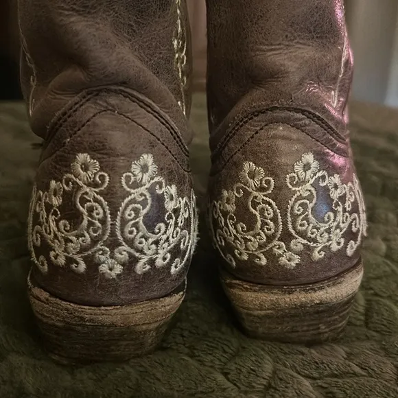 Corral Teens size 3 beautiful boots. Still in good condition.