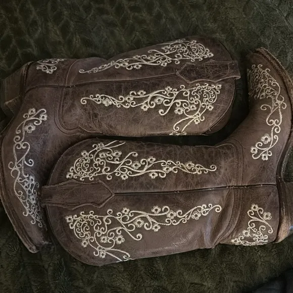 Corral Teens size 3 beautiful boots. Still in good condition.