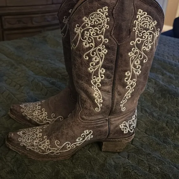 Corral Teens size 3 beautiful boots. Still in good condition.