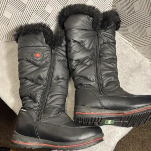 Cougar Canada Bistro Winter Boots women size 8 waterproof zip down both sides