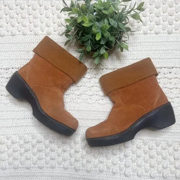 CROCS 11554 Woman 10 Fold Over Ankle Boot Suede Leather Tan Winter Buckle Boho