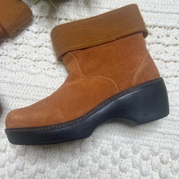 CROCS 11554 Woman 10 Fold Over Ankle Boot Suede Leather Tan Winter Buckle Boho