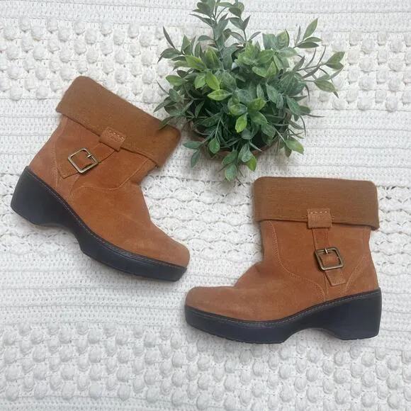 CROCS 11554 Woman 10 Fold Over Ankle Boot Suede Leather Tan Winter Buckle Boho