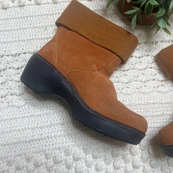 CROCS 11554 Woman 10 Fold Over Ankle Boot Suede Leather Tan Winter Buckle Boho