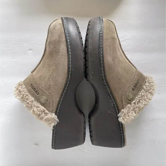 CROCS Cobbler Clogs Womens 8 Tan Suede Faux Fur Wedge Mules Shoes Beige Winter